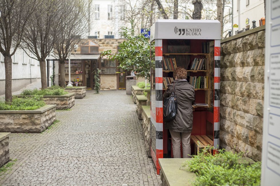 Knihobudka zdobí už přes dvacet českých měst. Provozují je většinou města. Lidé si z nich mohou knihy odnést, ale měli by je umět také darovat.
