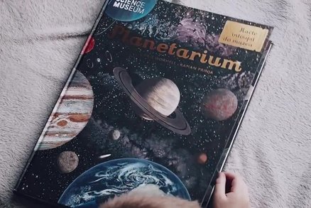 Račte vstoupit do Planetaria! Starosvětská kniha nabitá fakty o vesmíru