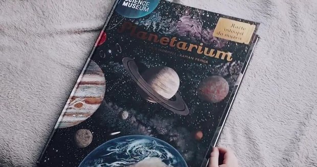 Račte vstoupit do Planetaria! Starosvětská kniha nabitá fakty o vesmíru