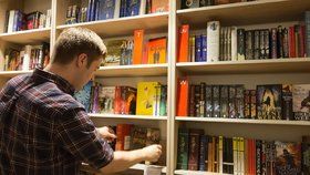Malých knihkupectví v Česku ubývá, za knížku jsme loni zaplatili průměrně 240 Kč