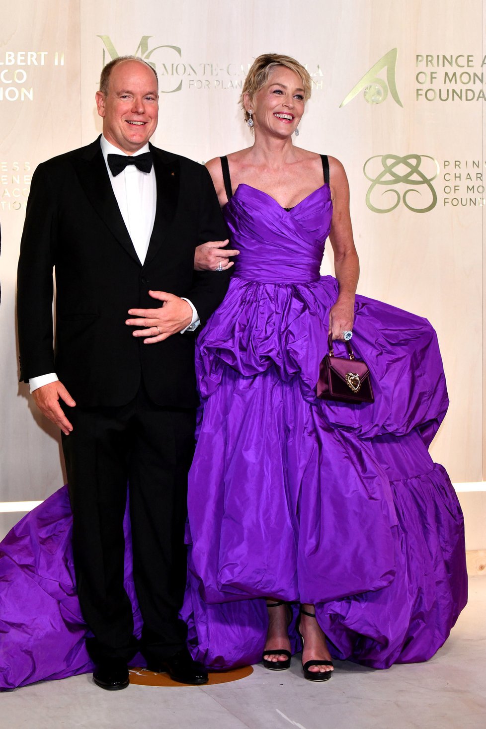 Monacký kníže Albert a Sharon Stone k sobě mají velmi blízko.