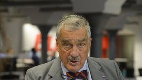 Karel Schwarzenberg (TOP 09) musel na testy. Jeho asistent ve Sněmovně má covid-19