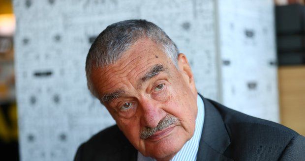 Zemřít ještě nehodlám, vzkázal vážně nemocný Schwarzenberg odpůrcům. Léčí se ve Vídni