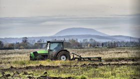 Přistávácí plochu křižoval traktor s pluhem.