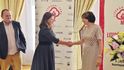 Anna Strnadová, vítězka Literární ceny týdeníku Reflex, přijímá gratulaci členky poroty a redaktorky Reflexu Kateřiny Kadlecové