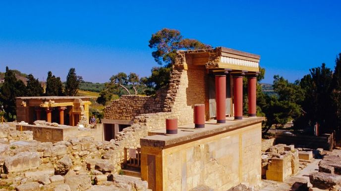 Knóssos poblíž Heráklionu je tradičním turistickým cílem. První palác zde byl postaven už v 19. století př. n. l.