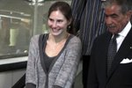 Amanda Knox se šťastným úsměvem letí domů, matka Meredith Kercher se s rozsudkem smiřuje jen těžko