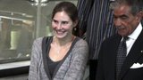 Amanda Knox letí domů s úsměvem, matka oběti polyká slzy