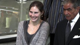 Amanda Knox se šťastným úsměvem letí domů, matka Meredith Kercher se s rozsudkem smiřuje jen těžko