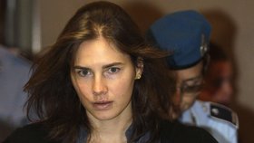 Krásná Amanda Knox před soudem, který rozhodl o jejím propuštění do USA