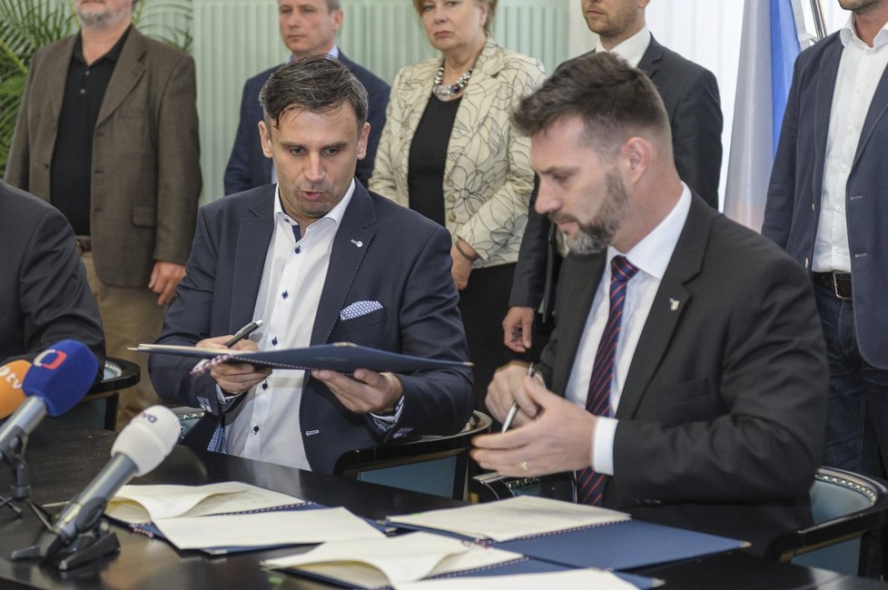 Zástupci nové jihočeské koalice podepsali smlouvu.