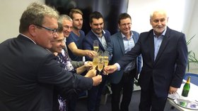 Podpis koaliční smlouvy zapili zástupci ANO, ČSSD, Starostů, TOP 09 a Žít Brno šampaňským.