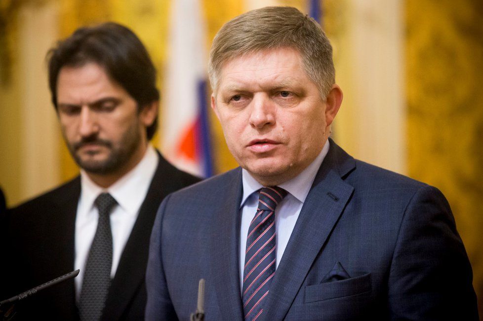 Slovenský premiér Robert Fico ukázal na tiskové konferenci k vraždě novináře milion eur. Vlevo Róbert Kaliňák.