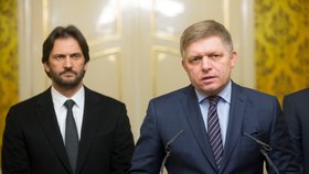 Slovenský premiér Robert Fico ukázal na tiskové konferenci k vraždě novináře milion eur. Vlevo Róbert Kaliňák.