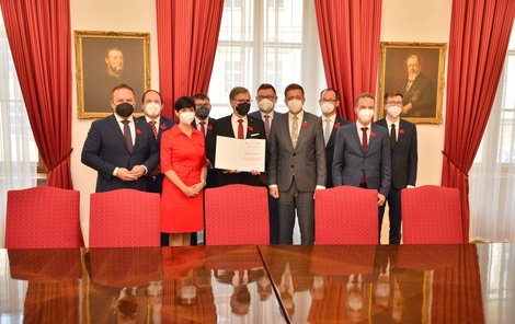 Zástupci koalic SPOLU a PirStan podepsali koaliční dohodu