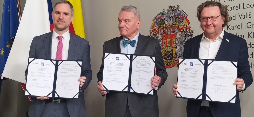 Podpis koaliční smlouvy na pražském magistrátu stvrdili vlastní rukou Bohuslav Svoboda, Zdeněk Hřib a Petr Hlaváček. (15. únor 2023)