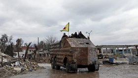 Obrněné vozidlo kurdských jednotek.