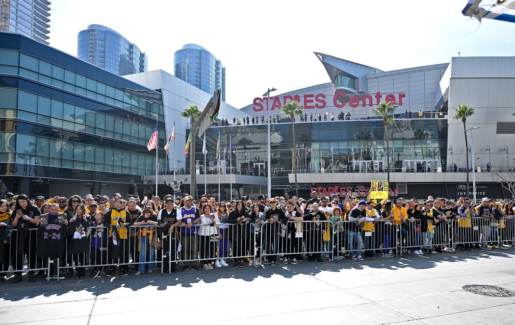 Fanoušci před Staples Center