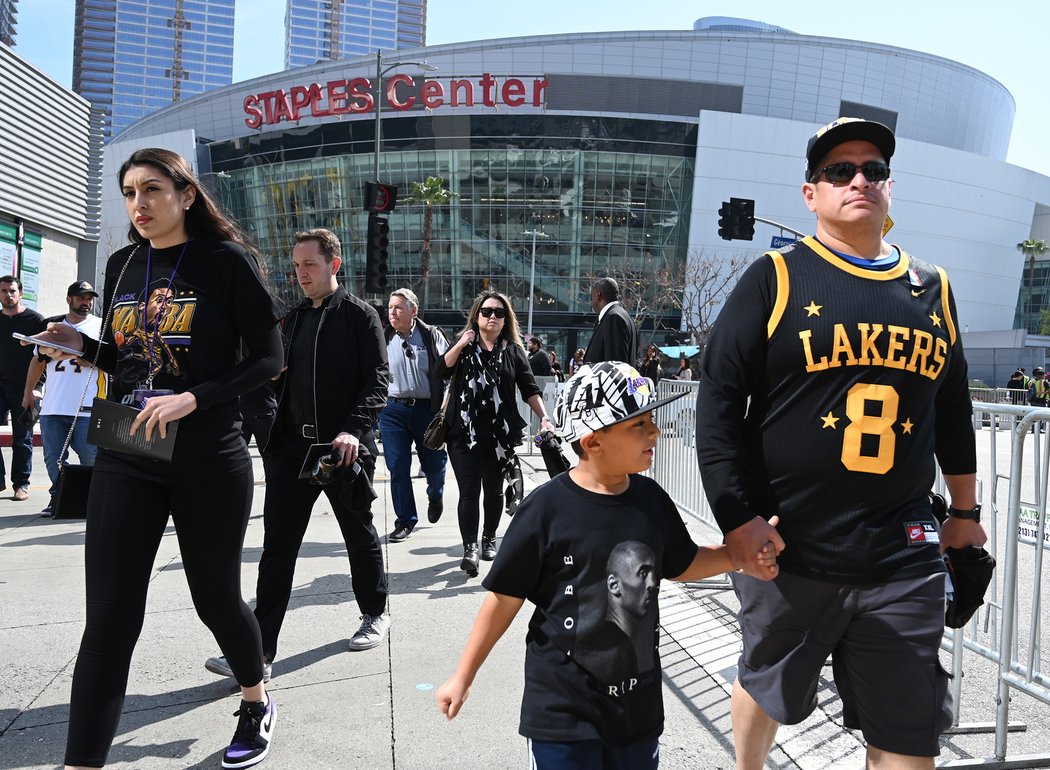 Fanoušci před Staples Center