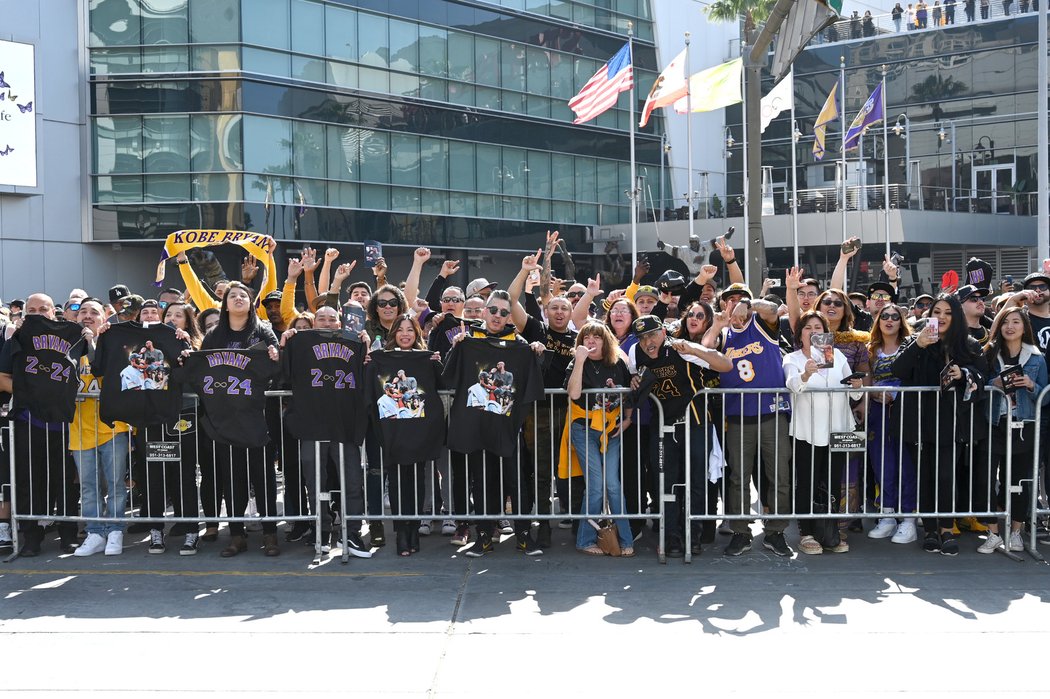 Fanoušci před Staples Center