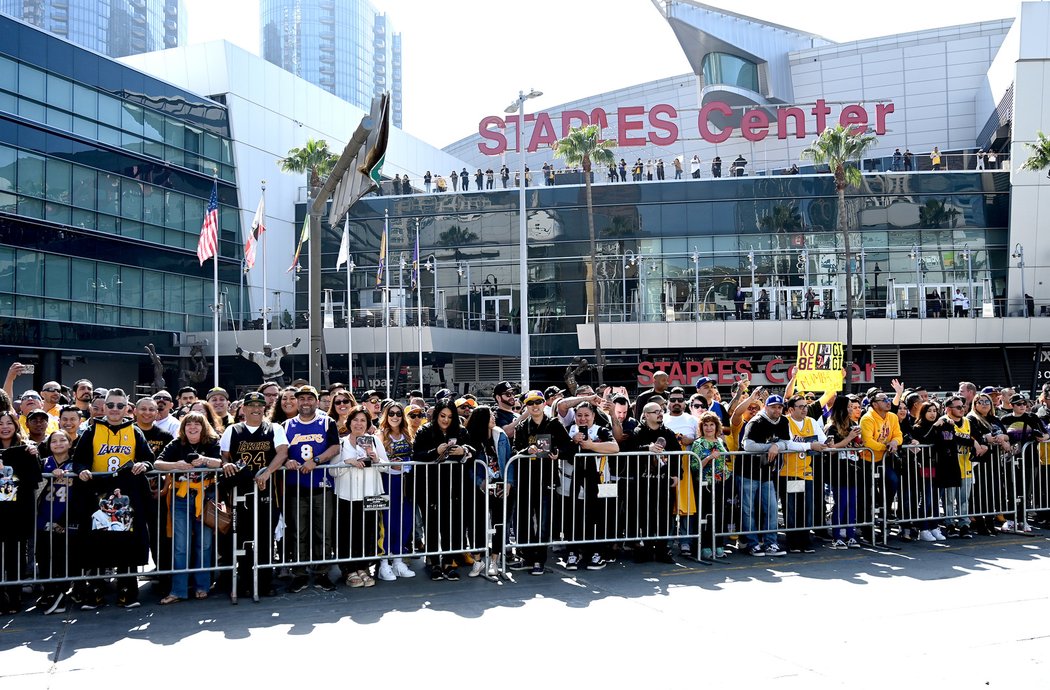 Fanoušci před Staples Center