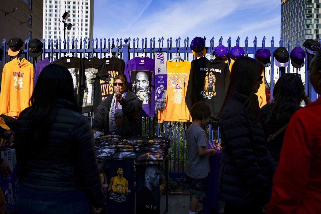 Suvenýry se prodávaly přímo před Staples Center