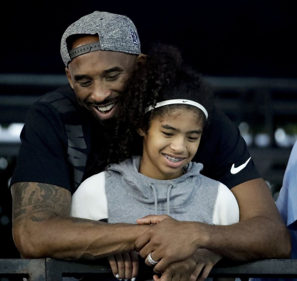 Kobe Bryant zahynul při nehodě soukromého vrtulníku  společně se svou 13letou dcerou Gigi