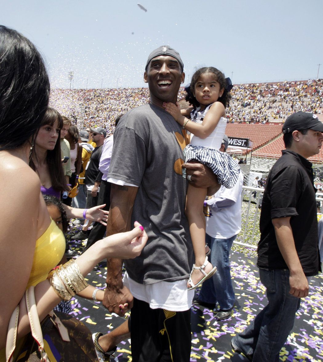 Kobe Bryant zahynul při nehodě soukromého vrtulníku  společně se svou 13letou dcerou Gigi