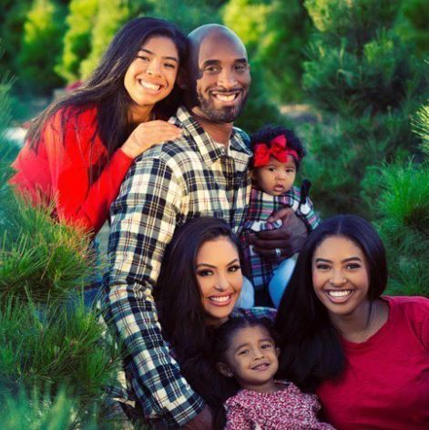 Tuto rodinnou fotografii přiložila Vanessa Bryantová ke svému prvnímu vyjádření ke smrti Kobeho Bryanta a jejich dcery Gianny