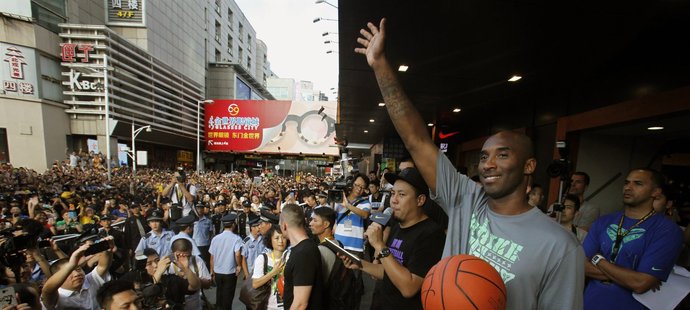 Místo tvrdého drilu se Kobe Bryant v poslední doébě věnoval spíš různým marketingovým akcím. Takto ho vítaly tisíce čínských fanoušků v Šen-čenu