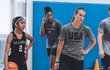 Gigi a Sabrina Ionescu, která se stala letošní jedničkou draftu WNBA