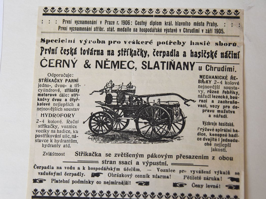 Na tradici ve Slatiňanech dost dbají. Dokazuje to i kniha s dobovými záznamy. Lze v ní například najít výstřižky z novin, jež jsou staré přes sto let.