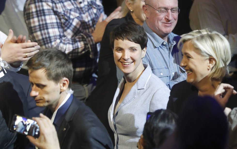 Špičky evropské krajní pravice se sešly na konferenci v německé Koblenci.