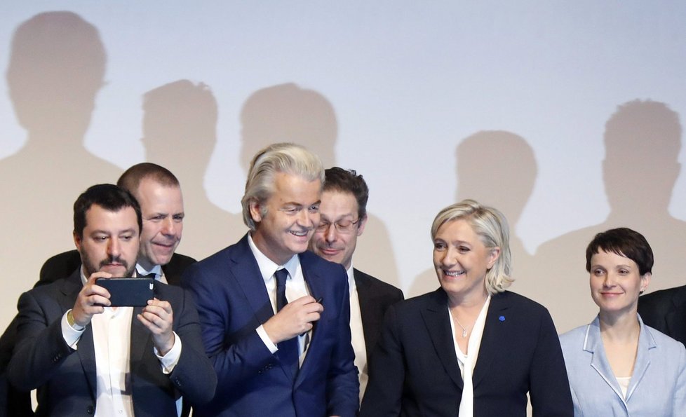 Zleva: Matteo Salvini, Harald Vilimsky, Geert Wilders, Marcus Pretzell, Marine Le Penová a Frauke Petryová