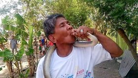 Krotitel hadů Bernardo Alvarez zemřel po uštknutí kobrou, kterou se pokusil políbit.