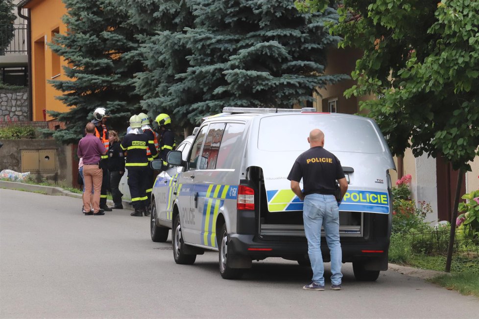 V Kobylí na jihu Moravy se před exekutory zabarikádoval muž a žena. Hrozili jim i policii střelnou zbraní. Zpacifikovala je zásahová jednotka.