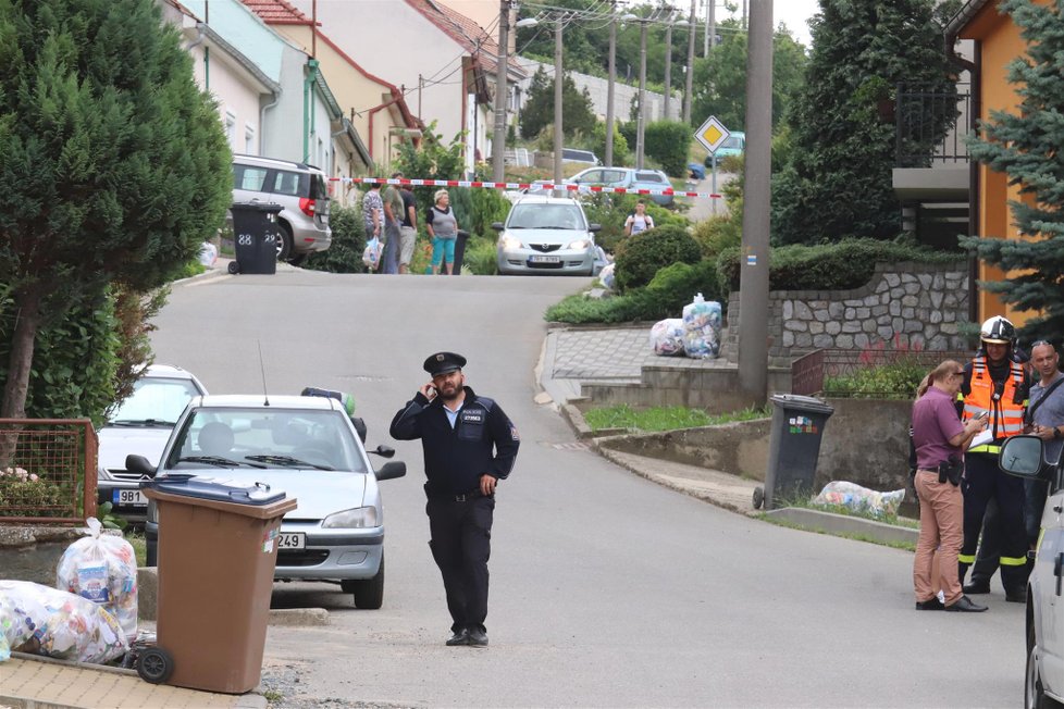 V Kobylí na jihu Moravy se před exekutory zabarikádoval muž a žena. Hrozili jim i policii střelnou zbraní. Zpacifikovala je zásahová jednotka.