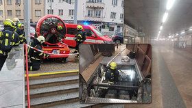 V metru Kobylisy hořel eskalátor, stanici museli hasiči odvětrat.