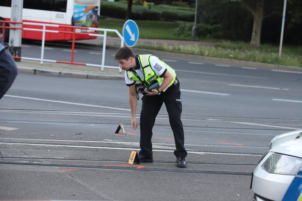 Nehoda v pražských Kobylisích: Policisté skončili s autem na střeše.