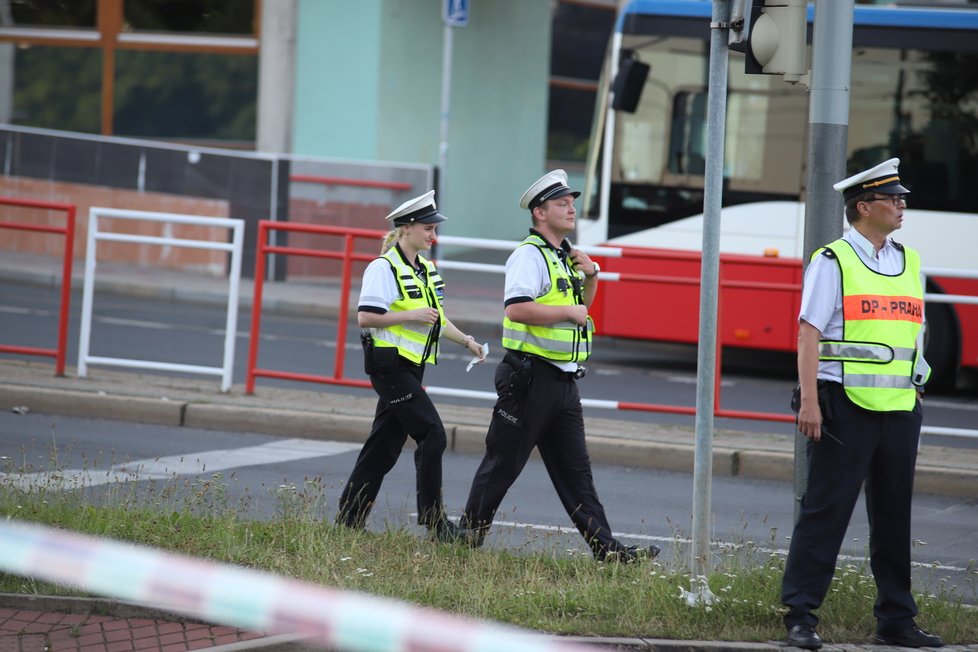 Nehoda v pražských Kobylisích: Policisté skončili s autem na střeše.