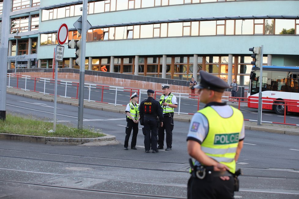 Nehoda v pražských Kobylisích: Policisté skončili s autem na střeše.