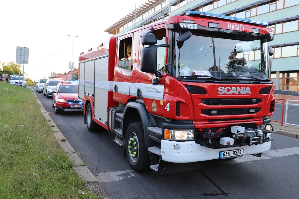 Nehoda v pražských Kobylisích: Policisté skončili s autem na střeše.