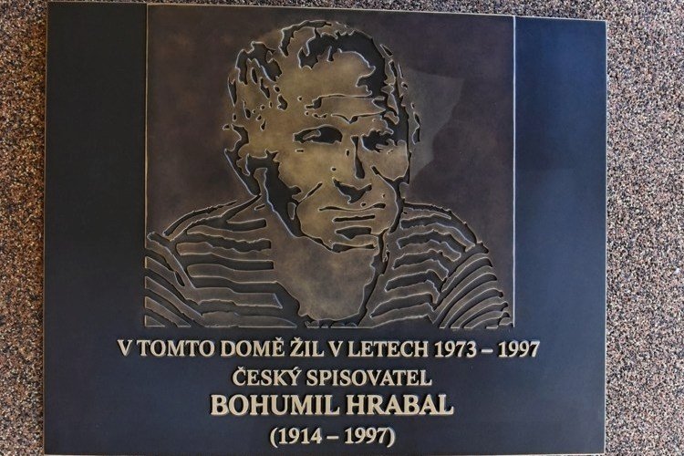 V Kobylisích odhalili na sídlišti novou pamětní desku Bohumila Hrabala na domě, kde žil.