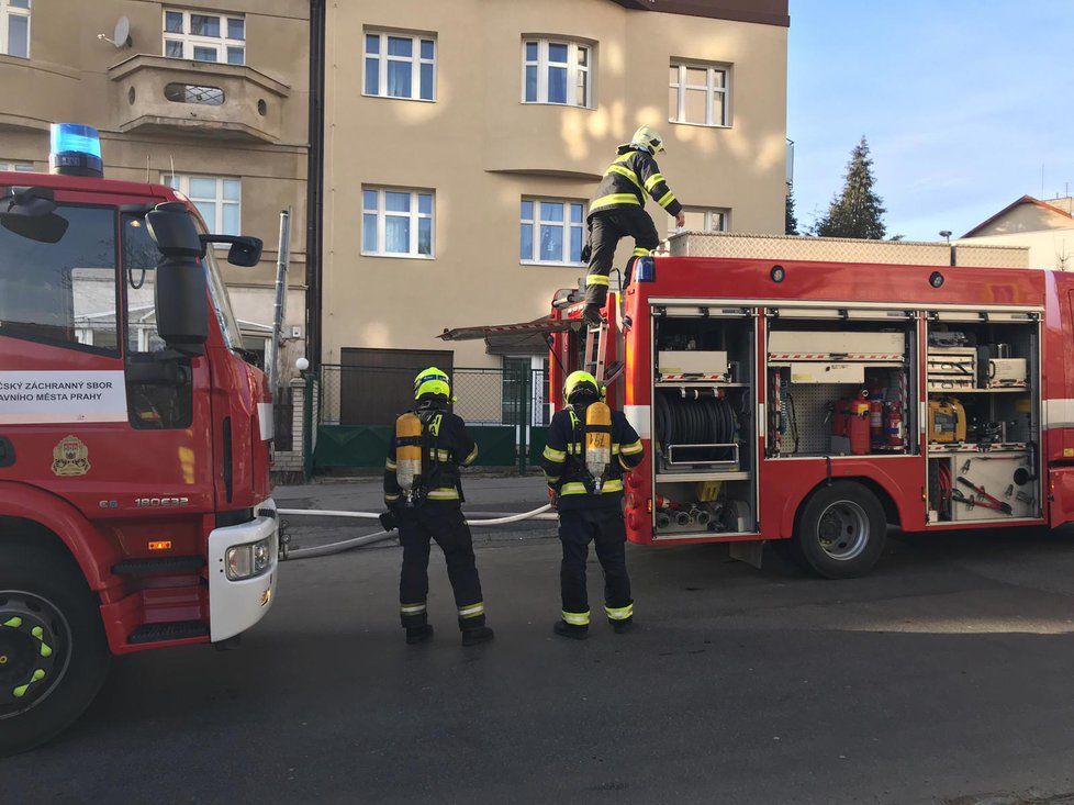 V Kobylisích zasahovaly dvě jednotky hasičů, 25. 2. 2019.