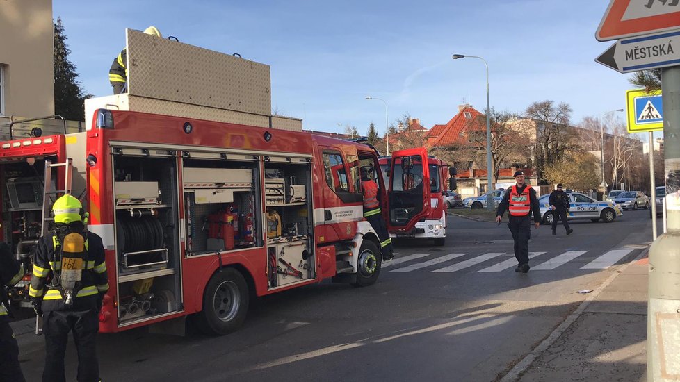 V Kobylisích zasahovaly dvě jednotky hasičů, 25. 2. 2019.