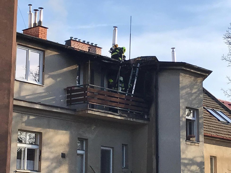 Plameny zachvátily půdní byt v Kobylisích, 25. února 2019.