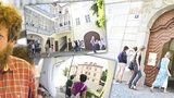 Kobza opět otevřel malostranské dvorky. „Příští rok už asi nebudou," říká smutně kavárník