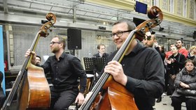 Koncert vážné hudby na poště v Jindřišské: Kobza i hudebníci sklidili aplaus 