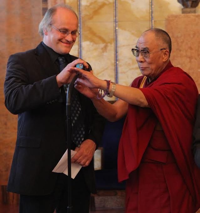 Touto fotografií s dalajlamou Michael Kocáb ilustruje, že se nepotřebuje zviditelňovat na tématu Tibetu, jak tvrdí prezident