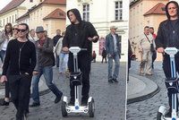 Průvodce Michael Kocáb na Segwayi: Kamarádi za ním šlapali na Pražském hradě pěšky